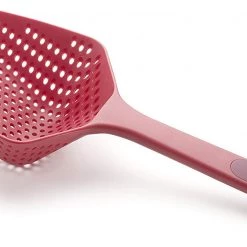 JOSEPH JOSEPH LG SCOOP COLANDER RED